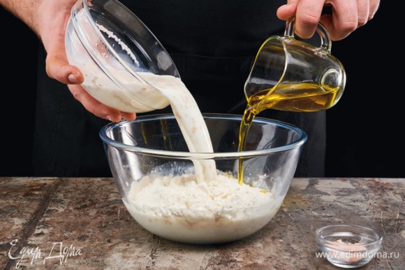 В теплое молоко добавьте дрожжи и сахар, перемешайте и оставьте постоять. Смешайте муку, соль, оливковое масло, влейте молоко с дрожжами и замесите тесто.