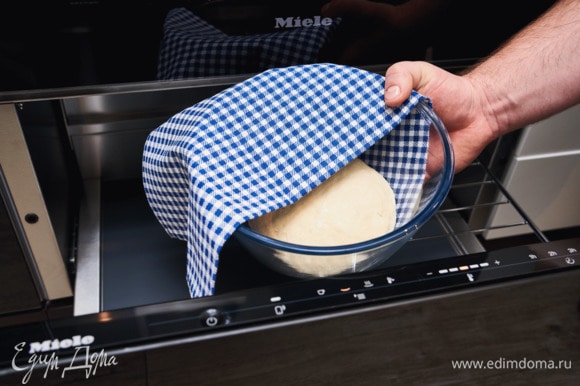 Сформируйте шар, накройте полотенцем и поместите в подогреватель Miele Гурмэ ESW 7020 в режим подогрева посуды на минимальную степень нагрева для подъёма на 30 минут.