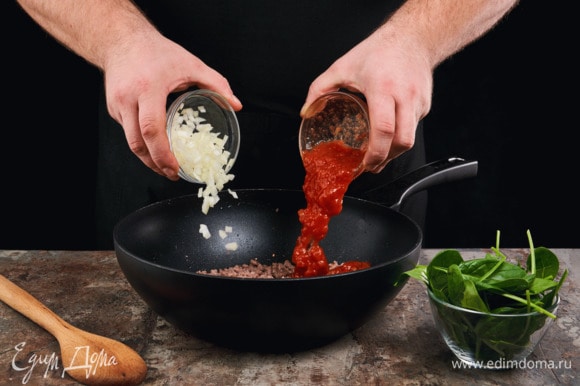 Лук почистите и мелко нарежьте. Обжарьте фарш в оливковом масле. Посолите, поперчите. Добавьте лук и томатную пасту. Тушите под крышкой до готовности. За 5 минут до готовности фарша добавьте шпинат. Готовое мясо оставьте остывать под крышкой. Кинзу мелко порубите, смешайте с фаршем.