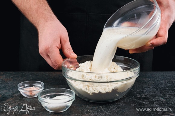 Муку смешайте с сахаром и солью, постепенно введите опару в муку. Заместите мягкое тесто.