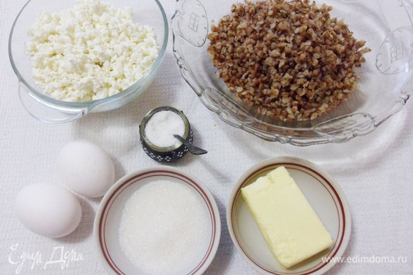 Основные ингредиенты для приготовления крупеника: 1,5–2 стакана вареной гречки (в ингредиентах указана не вареная гречневая крупа), творог (можно взять любой), яйца, сливочное масло, соль и сахар.