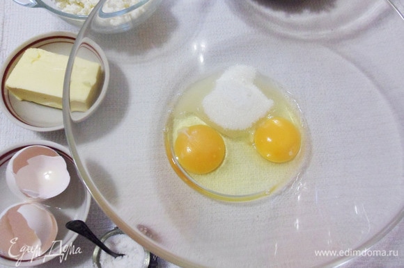 В миску разбиваем яйца, добавляем сахар и соль. Взбиваем вилкой.