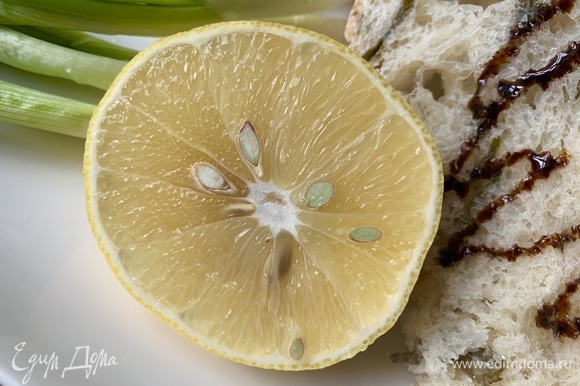 Дополнительно можно выдавить сок свежего лимона — это сделает вкус форели еще ярче.