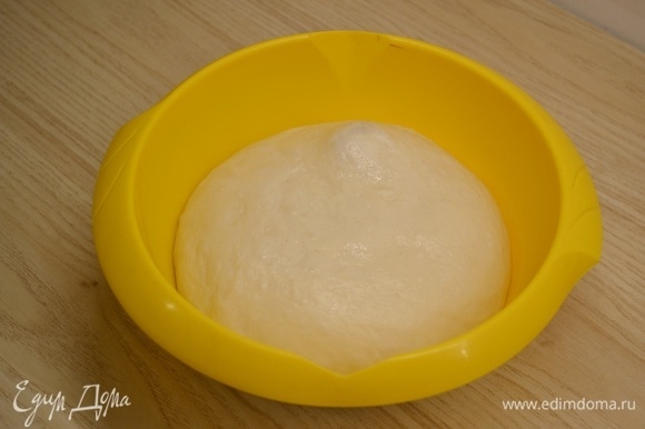 В теплом молоке развести дрожжи и сахар. В муку добавить соль, растительное масло и молоко с дрожжами. Замесить тесто, накрыть полотенцем и оставить подходить на 1 час. Обмять и оставить еще на 30 минут.