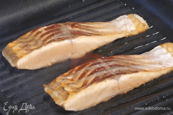Разогреть сковороду-гриль с растительным маслом, выложить рыбу, обжарить со всех сторон до готовности.