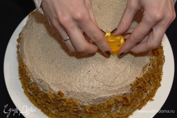 Украшаем бока готового торта измельченной бисквитной крошкой.