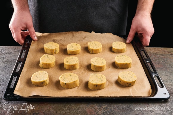 Разрежьте сформированное тесто на пласты по 2 см. Застелите противень пергаментной бумагой, выложите печенье. Поставьте печенье в разогретую до 180°С духовку и выпекайте 10 минут. Вытаскивайте сразу, как только начнут румяниться бока.