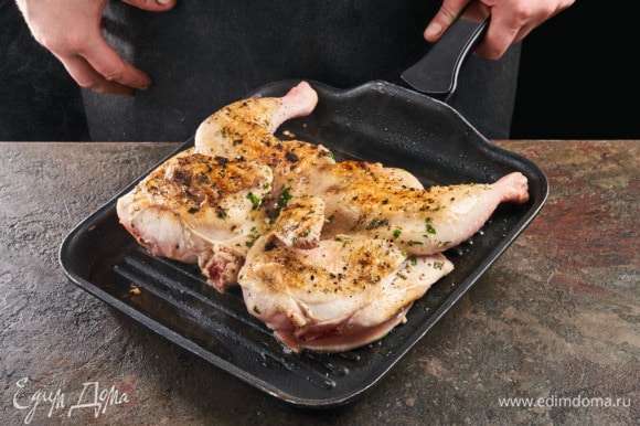 Обжарьте цыпленка с обеих сторон на сковороде гриль до золотистой корочки.