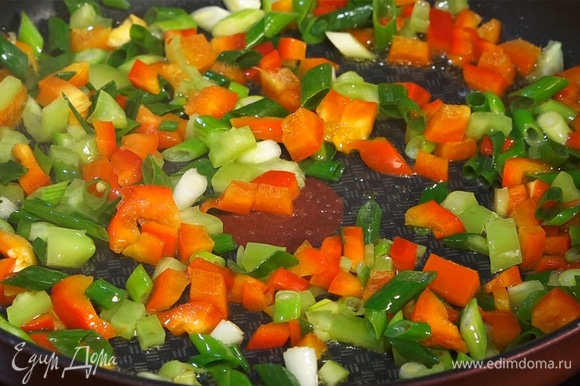 Всыпать овощи на сковороду, обжарить.