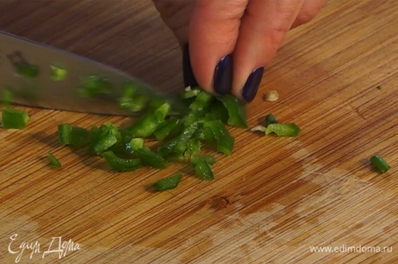 Мелко нарезать перец чили, добавить к овощам.