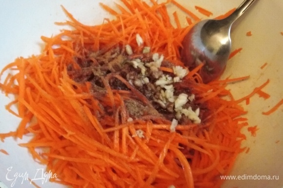 Морковь натереть на специальной терке. Чеснок измельчить ножом. Соединить морковь, чеснок, кориандр, сахар, соль, паприку, острый перец, уксус и растительное масло. Перемешать. Дать настояться в течение 30 минут.