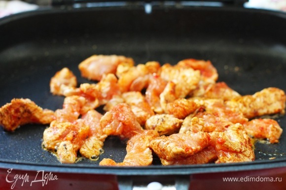 В ту же сковороду положить куриное филе ТМ «Петруха» и жарить его на среднем огне в течение 5 минут, до готовности.