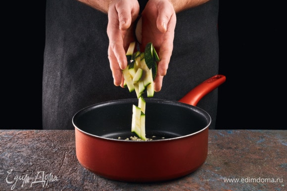 На сковороде в растительном масло обжарьте чеснок и цукини в течение 1 минуты.