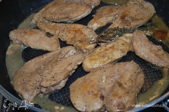 Обжарьте мясо до готовности. Оно получается очень сочное и вкусное.