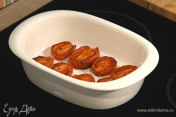Запекать помидоры в духовке, разогретой до 190°С, в течение 20 минут.