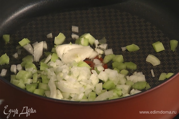 Разогреть сковороду с растительным маслом. Сельдерей и лук нарезать мелкими кусочками, всыпать в сковороду, обжарить.
