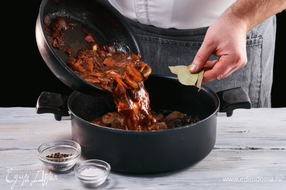 Получившийся соус перелодите к мясу, добавьте лавровый лист, соль и перец. Тушите под крышкой 5 минут.