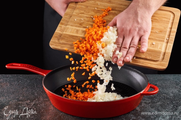 Морковь и лук нарежьте мелким кубиком. Выложите на сковороду, смазанную растительным маслом, и обжаривайте до готовности.