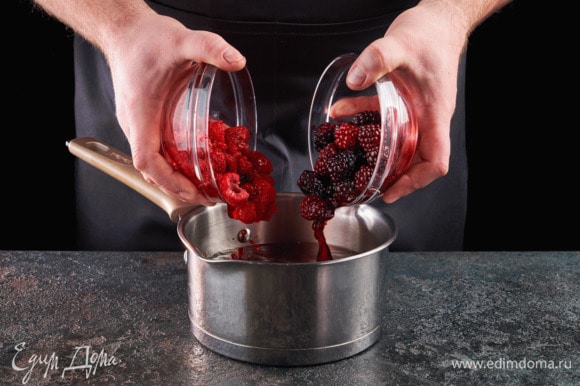 Ягоды разморозьте и отожмите лишнюю жидкость. Отложите несколько целых ягод, чтобы использовать их для украшения. Налейте воду в кастрюлю. Выложите ягоды.