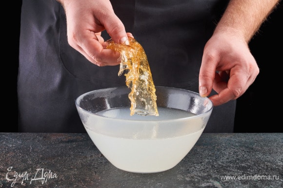 Разведите желатин в воде, как указано на упаковке. Процедите рыбный бульон, лук выкиньте. Разведенный желатин растворите в теплом процеженном бульоне.