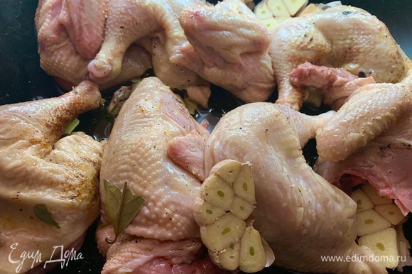 В форму для выпекания кладу цыплят, чеснок — пополам, не очищая, соль, перец, лавровый лист, оливковое масло. Все хорошо и нежно втереть в цыплят.
