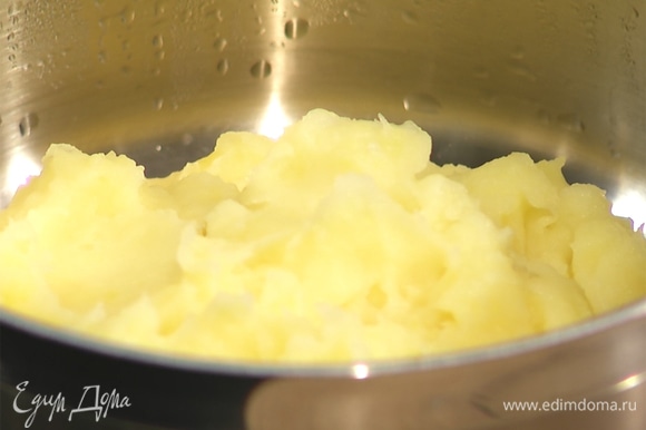 Предварительно приготовить картофельное пюре. Охладить.