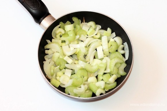 К луку добавляем нарезанные стебли сельдерея. Можно добавить одно очищенное, нарезанное дольками кисло-сладкое яблоко. С яблоком суп будет еще вкусней.