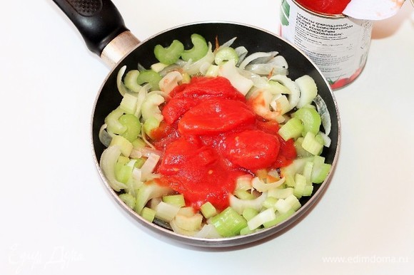 Затем добавляем очищенные томаты в собственном соку и тушим 2–3 минуты под крышкой, не более. Не надо зажаривать яблоко и сельдерей.