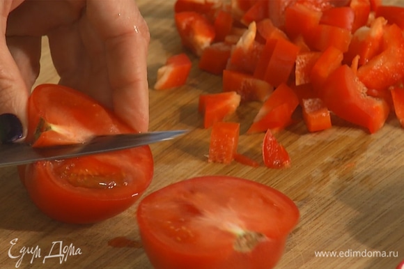 Перец, помидоры и лук-шалот мелко нарезать.