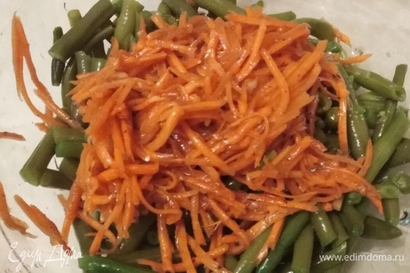 Соединить с морковью по-корейски. Перемешать, дать настояться в течение 40 минут.