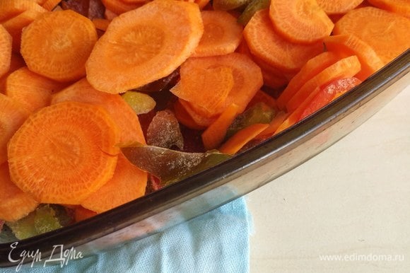 В форму выкладываем перец (у меня замороженный) и морковь. Затем сахар и бальзамический уксус, слегка перемешаем.