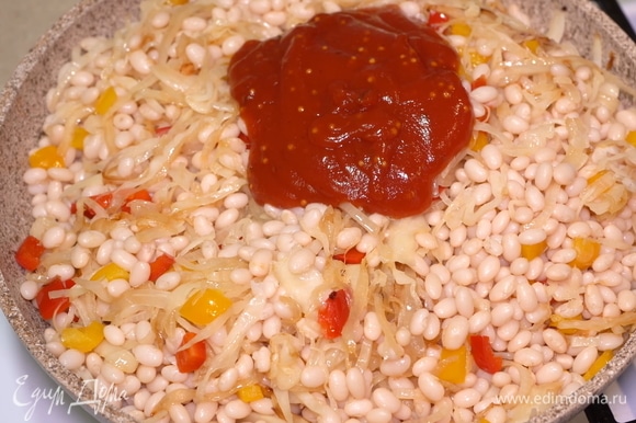 Добавляем 6 столовых ложек соуса барбекю или соуса гриль, который можно смело заменить томатной пастой.