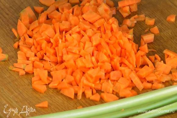 Морковь и лук почистить и, не смешивая, нарезать маленькими кубиками.