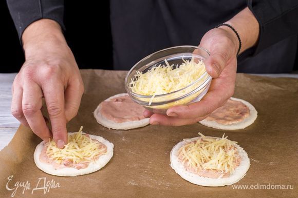 Посыпьте сыром, натертым на крупной терке.
