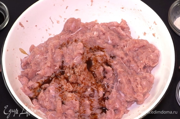 Помимо бальзамического уксуса, нам понадобится вустерский/вустерширский соус (иногда называется соус «Ворчестер», англ. Worcestershire). Он придаст мясу легкую пикантность.