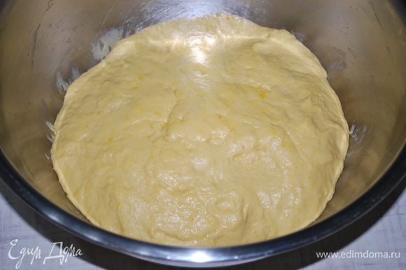 Замешивайте тесто примерно в течение 5–7 минут, тесто получается мягкое и липкое. Накройте его пищевой пленкой, пусть оно постоит в течение 1,5–2 часов.