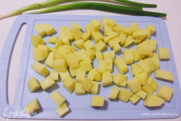 Чистим картошку и нарезаем кубиком. Отправляем все овощи в кастрюлю и варим около 10 минут.