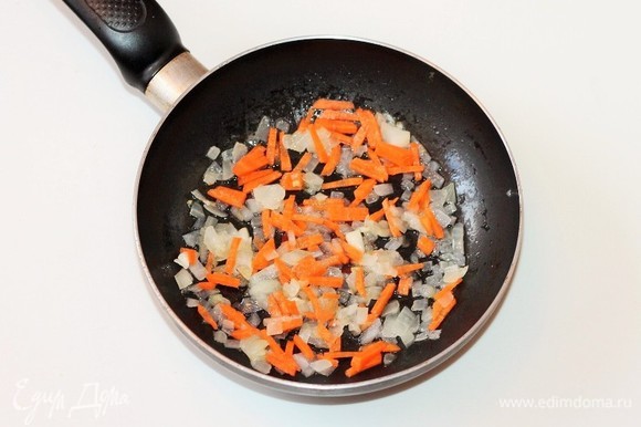 Очищенную морковь нарезать соломкой и добавить к луку, пассеровать 2–3 минуты.