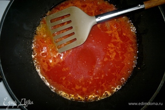 Влить томатный сок и тушить 5–7 минут.