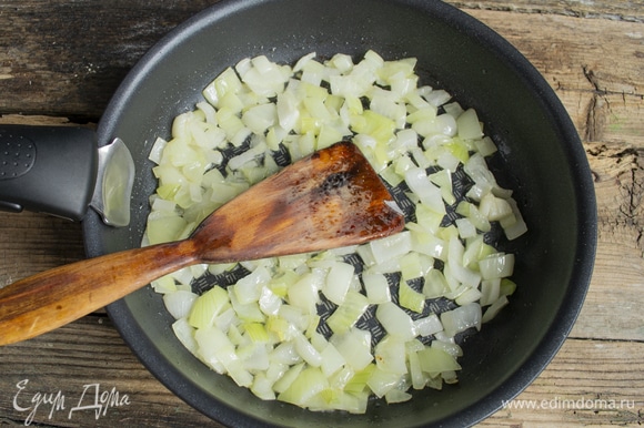 Сбрызгиваем сковородку оливковым маслом, кладем нарезанный лук, посыпаем щепоткой соли, обжариваем несколько минут.