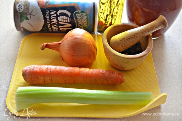 Подготовьте, вымойте и почистите овощи для соуса болоньезе, также вам понадобится томатный соус (я использую собственного приготовления). Подготовьте необходимые специи.