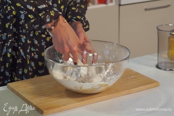 Вымешать тесто лопаткой, а затем руками. Тесто должно быть эластичным — если оно жидкое, то добавить еще муки.