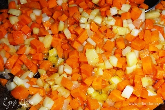 Добавить к моркови и луку пастернак и продолжать обжаривать. Обжаренные овощи выложить в кастрюлю к сердцу вместе с маслом, посолить, поперчить. Залить сердце с овощами теплой кипяченой водой, чтобы покрыло на 2 см. Довести до кипения, убавить огонь, накрыть крышкой и тушить на медленном огне.