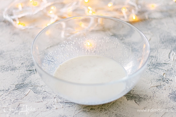 В теплое молоко всыпать дрожжи и сахар, перемешать и оставить на 5 минут.