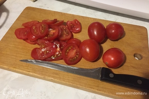 Подготовьте помидоры: вымойте, нарежьте кружочками.