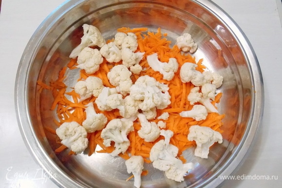 Цветную капусту разберем на соцветия и положим в миску с морковью.