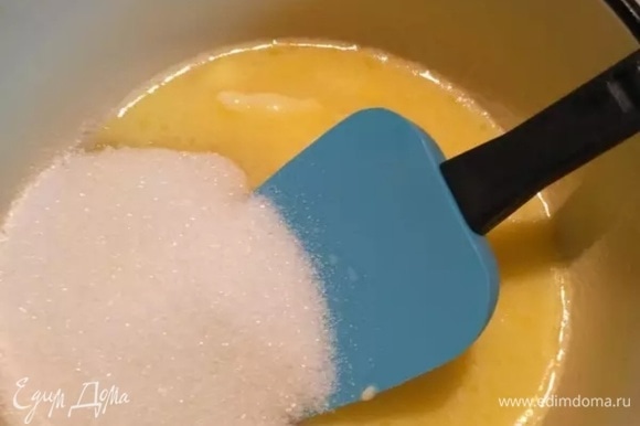 К растопленному маслу добавить сахар, цедру апельсина и молоко. Размешать и варить до полного растворения сахара.