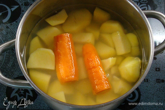 Пока запекается мясная часть торта, сварить очищенный картофель и одну морковь.