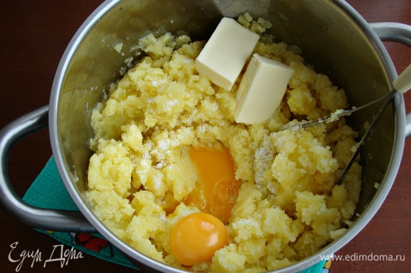 Воду с картофеля слить, добавить яичные желтки, сливочное масло, соль. Все тщательно перемешать до однородности.