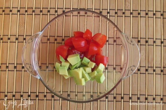 Свежие помидоры черри разрежьте на половинки, а если они у вас удлиненные, то на четыре части. Очищенное авокадо нужно нарезать кубиком.